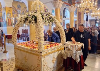 Ποτάμι πίστης και ευλάβειας στους Επιταφίους των Τρικάλων