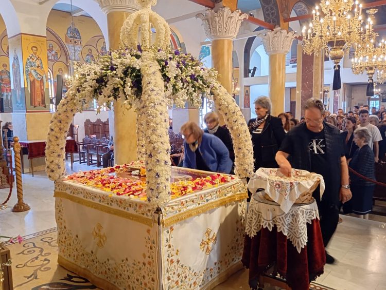 Ποτάμι πίστης και ευλάβειας στους Επιταφίους των Τρικάλων