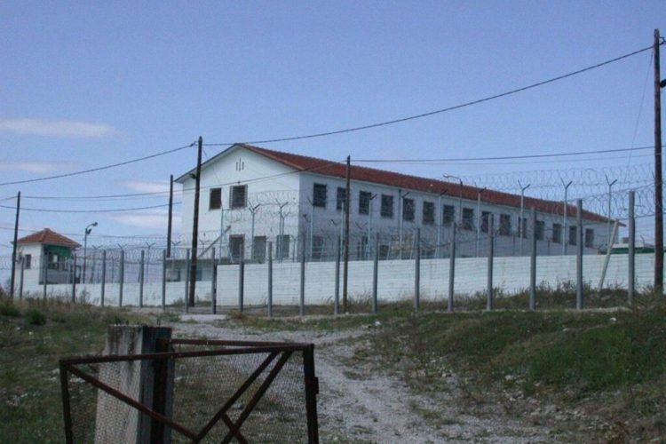 Σοβαρό επεισόδιο στις φυλακές Κασσαβέτειας – Τον κάρφωσε με γυαλί στον θώρακα