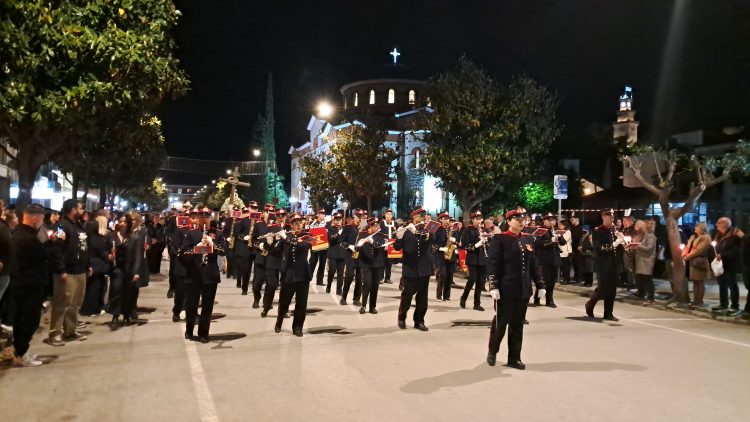 Η φιλαρμονική του Δήμου Τρικκαίων στην περιφορά του Επιταφίου