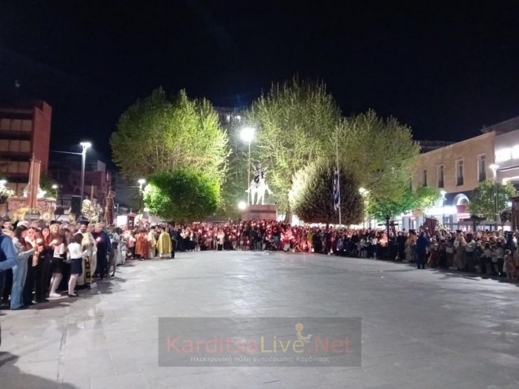 Κατανυκτική ατμόσφαιρα στη συνάντηση των Επιταφίων στην Κεντρική πλατεία Καρδίτσας (ΕΙΚΟΝΕΣ – ΒΙΝΤΕΟ)