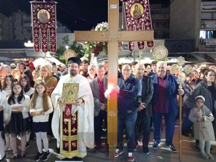 Κατανυκτική ατμόσφαιρα στη συνάντηση των Επιταφίων στην Κεντρική πλατεία Καρδίτσας (ΕΙΚΟΝΕΣ – ΒΙΝΤΕΟ)