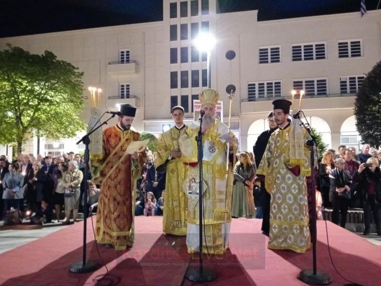 Κατανυκτική ατμόσφαιρα στη συνάντηση των Επιταφίων στην Κεντρική πλατεία Καρδίτσας (ΕΙΚΟΝΕΣ – ΒΙΝΤΕΟ)