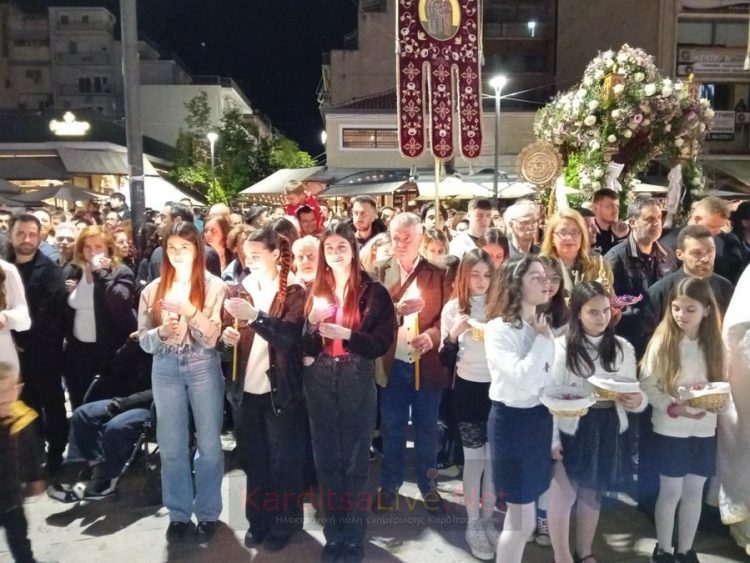 Κατανυκτική ατμόσφαιρα στη συνάντηση των Επιταφίων στην Κεντρική πλατεία Καρδίτσας (ΕΙΚΟΝΕΣ – ΒΙΝΤΕΟ)