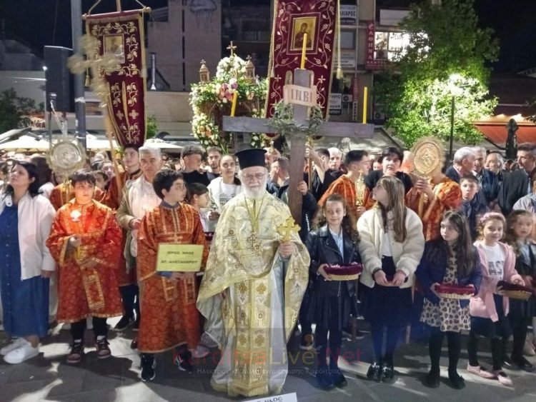 Κατανυκτική ατμόσφαιρα στη συνάντηση των Επιταφίων στην Κεντρική πλατεία Καρδίτσας (ΕΙΚΟΝΕΣ – ΒΙΝΤΕΟ)