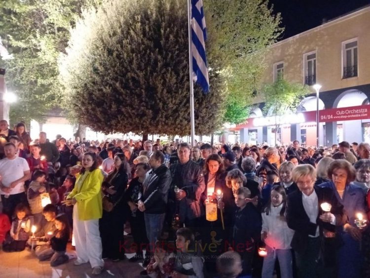 Κατανυκτική ατμόσφαιρα στη συνάντηση των Επιταφίων στην Κεντρική πλατεία Καρδίτσας (ΕΙΚΟΝΕΣ – ΒΙΝΤΕΟ)