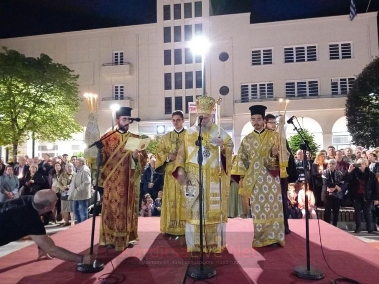 Κατανυκτική ατμόσφαιρα στη συνάντηση των Επιταφίων στην Κεντρική πλατεία Καρδίτσας (ΕΙΚΟΝΕΣ – ΒΙΝΤΕΟ)