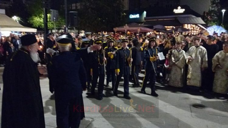 Κατανυκτική ατμόσφαιρα στη συνάντηση των Επιταφίων στην Κεντρική πλατεία Καρδίτσας (ΕΙΚΟΝΕΣ – ΒΙΝΤΕΟ)