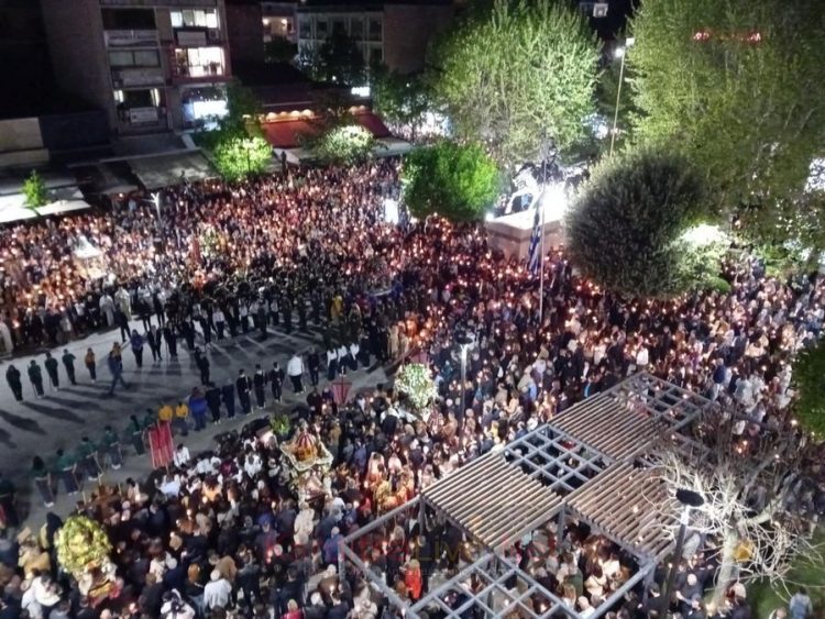 Κατανυκτική ατμόσφαιρα στη συνάντηση των Επιταφίων στην Κεντρική πλατεία Καρδίτσας (ΕΙΚΟΝΕΣ – ΒΙΝΤΕΟ)