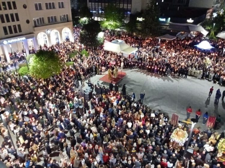 Κατανυκτική ατμόσφαιρα στη συνάντηση των Επιταφίων στην Κεντρική πλατεία Καρδίτσας (ΕΙΚΟΝΕΣ – ΒΙΝΤΕΟ)