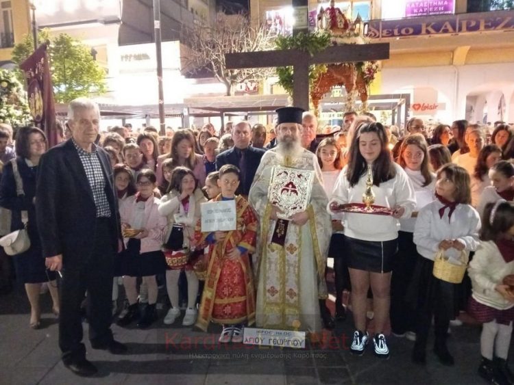 Κατανυκτική ατμόσφαιρα στη συνάντηση των Επιταφίων στην Κεντρική πλατεία Καρδίτσας (ΕΙΚΟΝΕΣ – ΒΙΝΤΕΟ)