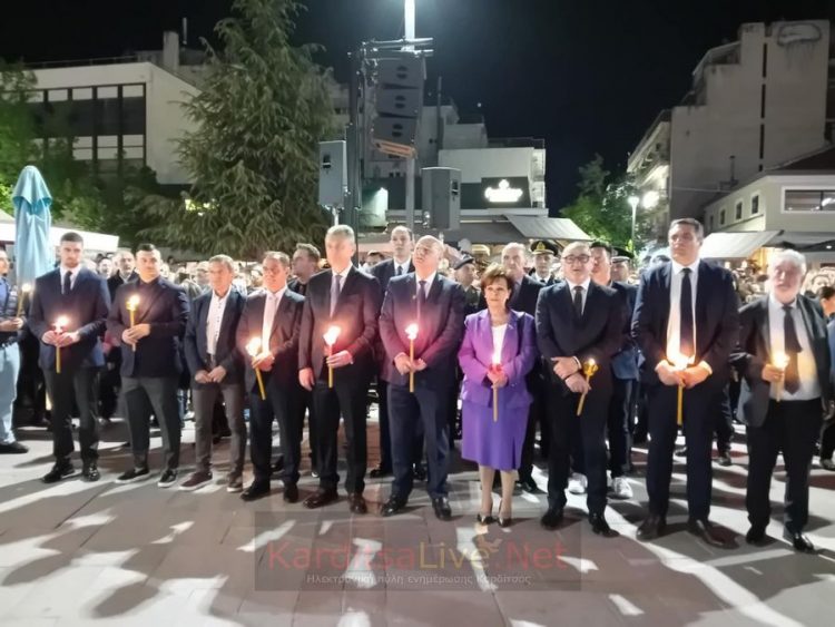 Κατανυκτική ατμόσφαιρα στη συνάντηση των Επιταφίων στην Κεντρική πλατεία Καρδίτσας (ΕΙΚΟΝΕΣ – ΒΙΝΤΕΟ)