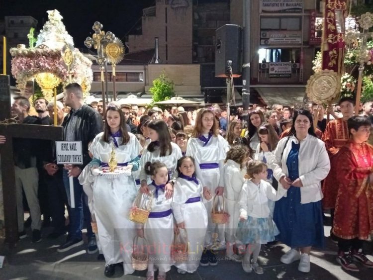 Κατανυκτική ατμόσφαιρα στη συνάντηση των Επιταφίων στην Κεντρική πλατεία Καρδίτσας (ΕΙΚΟΝΕΣ – ΒΙΝΤΕΟ)