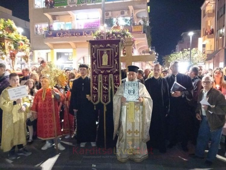Κατανυκτική ατμόσφαιρα στη συνάντηση των Επιταφίων στην Κεντρική πλατεία Καρδίτσας (ΕΙΚΟΝΕΣ – ΒΙΝΤΕΟ)
