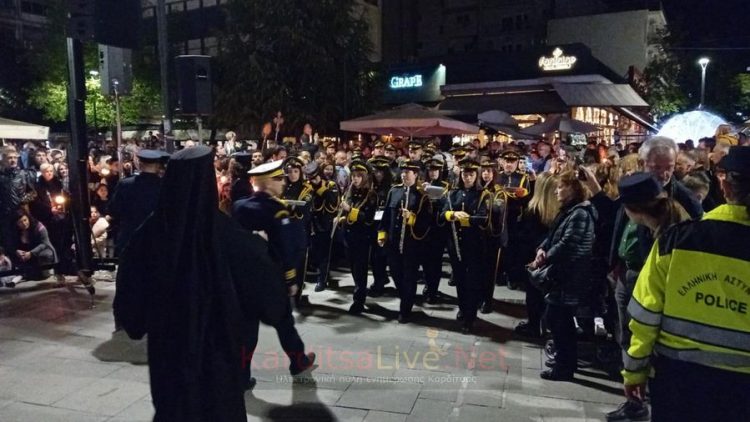 Κατανυκτική ατμόσφαιρα στη συνάντηση των Επιταφίων στην Κεντρική πλατεία Καρδίτσας (ΕΙΚΟΝΕΣ – ΒΙΝΤΕΟ)