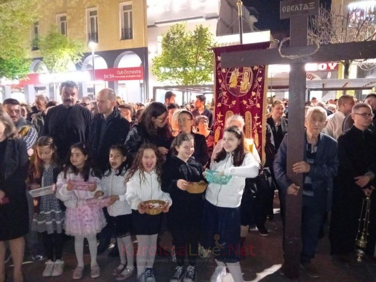 Κατανυκτική ατμόσφαιρα στη συνάντηση των Επιταφίων στην Κεντρική πλατεία Καρδίτσας (ΕΙΚΟΝΕΣ – ΒΙΝΤΕΟ)