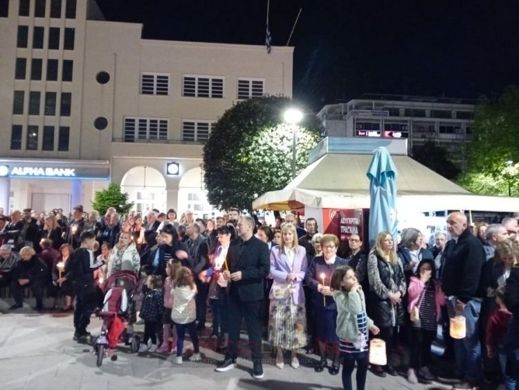 Κατανυκτική ατμόσφαιρα στη συνάντηση των Επιταφίων στην Κεντρική πλατεία Καρδίτσας (ΕΙΚΟΝΕΣ – ΒΙΝΤΕΟ)