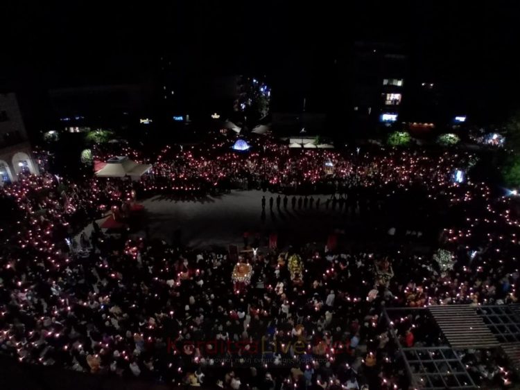 Κατανυκτική ατμόσφαιρα στη συνάντηση των Επιταφίων στην Κεντρική πλατεία Καρδίτσας (ΕΙΚΟΝΕΣ – ΒΙΝΤΕΟ)