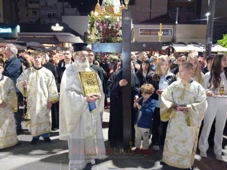 Κατανυκτική ατμόσφαιρα στη συνάντηση των Επιταφίων στην Κεντρική πλατεία Καρδίτσας (ΕΙΚΟΝΕΣ – ΒΙΝΤΕΟ)