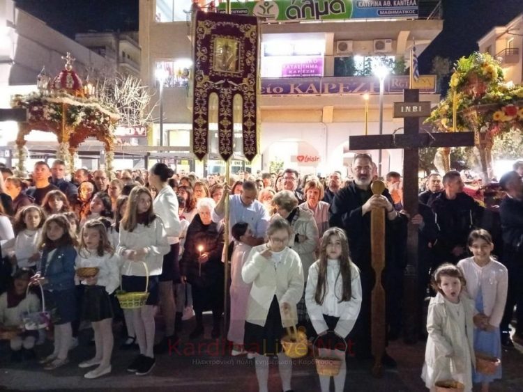 Κατανυκτική ατμόσφαιρα στη συνάντηση των Επιταφίων στην Κεντρική πλατεία Καρδίτσας (ΕΙΚΟΝΕΣ – ΒΙΝΤΕΟ)
