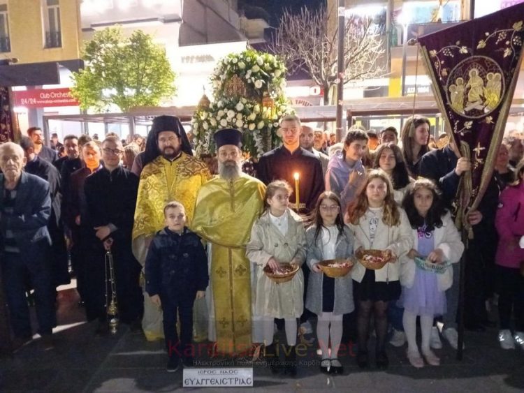Κατανυκτική ατμόσφαιρα στη συνάντηση των Επιταφίων στην Κεντρική πλατεία Καρδίτσας (ΕΙΚΟΝΕΣ – ΒΙΝΤΕΟ)