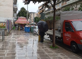 Κάλεσμα απ’ τα παλιά… Σκηνή από μια άλλη εποχή στο κέντρο των Τρικάλων