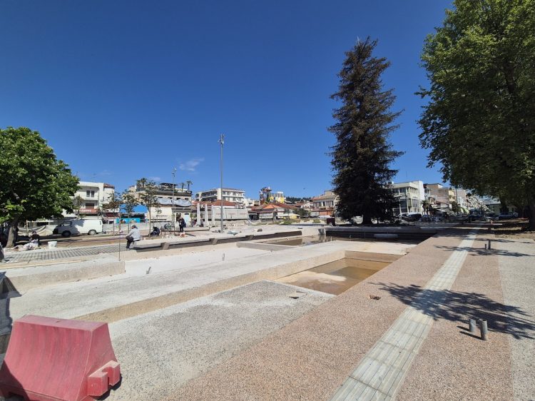 Προχωρούν οι εργασίες στην Κεντρική Πλατεία Τρικάλων – Αλλάζει πρόσωπο η «καρδιά» της πόλης μετά από πολλές καθυστερήσεις