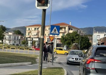 Απίστευτο περιστατικό στον κυκλικό κόμβο των ΚΤΕΛ στον Βόλο – Αυτοκίνητο μπήκε ανάποδα στην κυκλοφορία (ΕΙΚΟΝΑ)