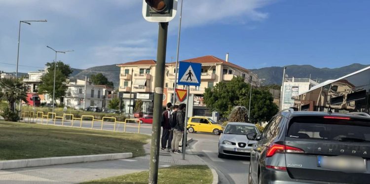 Απίστευτο περιστατικό στον κυκλικό κόμβο των ΚΤΕΛ στον Βόλο – Αυτοκίνητο μπήκε ανάποδα στην κυκλοφορία (ΕΙΚΟΝΑ)