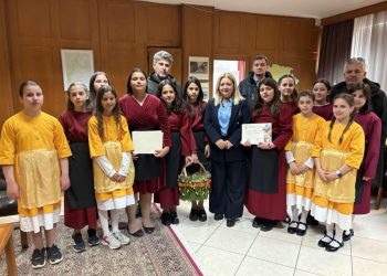 Μικρές Λαζαρίνες τραγούδησαν το Λάζαρο στην Αντιπεριφερειάρχη Π.Ε. Τρικάλων Χρύσα Ντιντή