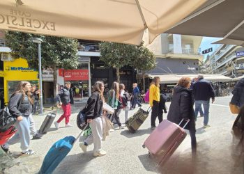 Τα Τρίκαλα πλημμυρισμένα από μαθητές – Σχολικές εκδρομές κατακλύζουν το κέντρο της πόλης