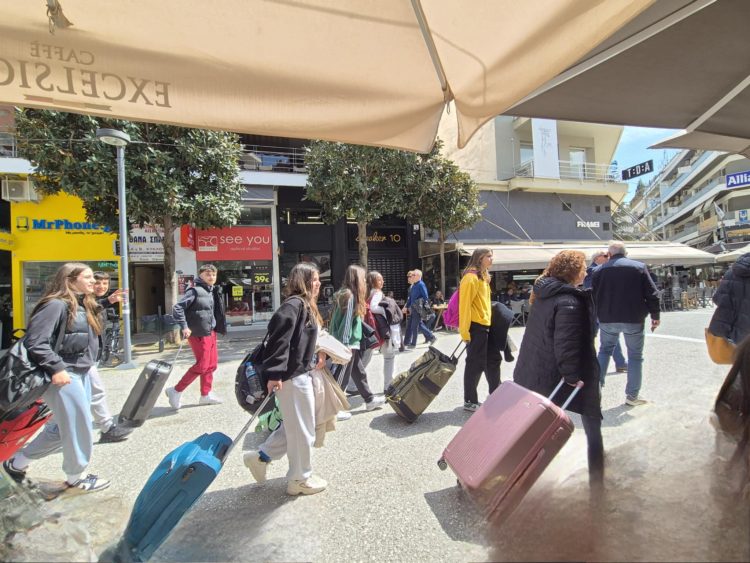 Τα Τρίκαλα πλημμυρισμένα από μαθητές – Σχολικές εκδρομές κατακλύζουν το κέντρο της πόλης