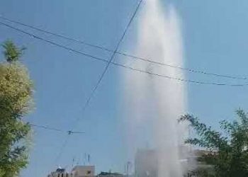 Τεράστιος πίδακας νερού ύψους 20 μέτρων στο κέντρο του Βόλου – Τι συνέβη (ΒΙΝΤΕΟ)
