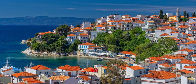 Πρώτες βουτιές από τουρίστες στη Σκιάθο – Ξεκίνησε η τουριστική σεζόν