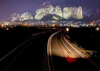 Τα Μετέωρα «λουσμένα» στο φως – Μια νυχτερινή αποκάλυψη που κόβει την ανάσα