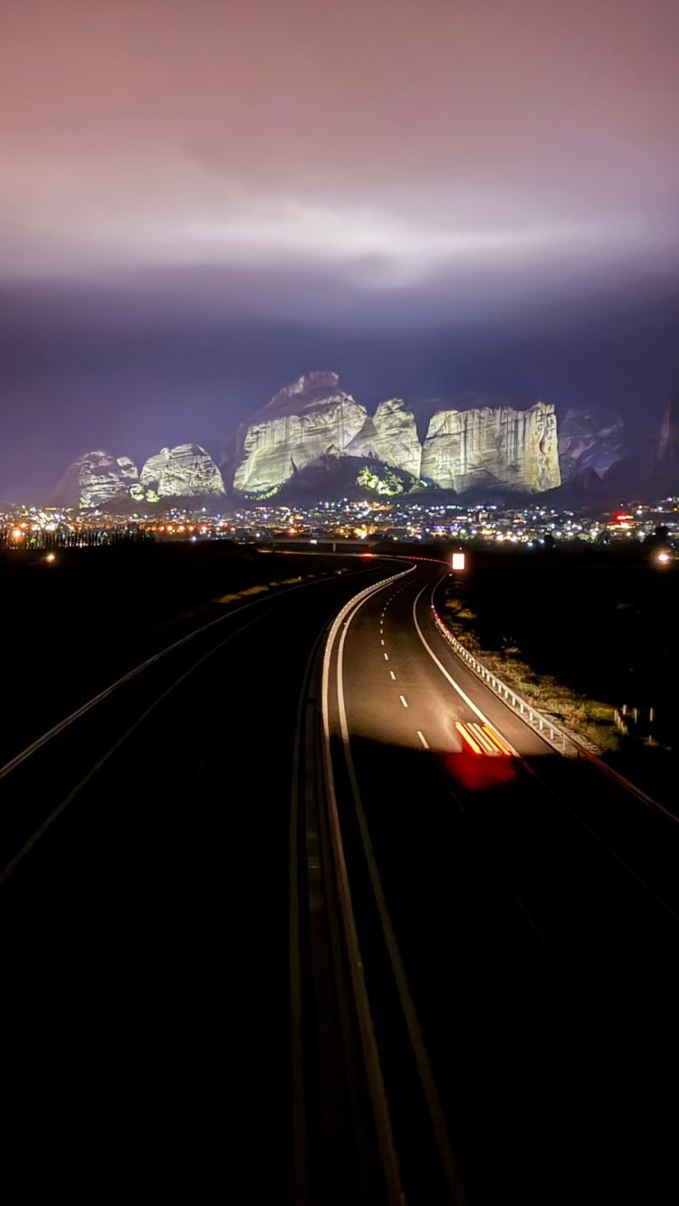 Τα Μετέωρα «λουσμένα» στο φως – Μια νυχτερινή αποκάλυψη που κόβει την ανάσα