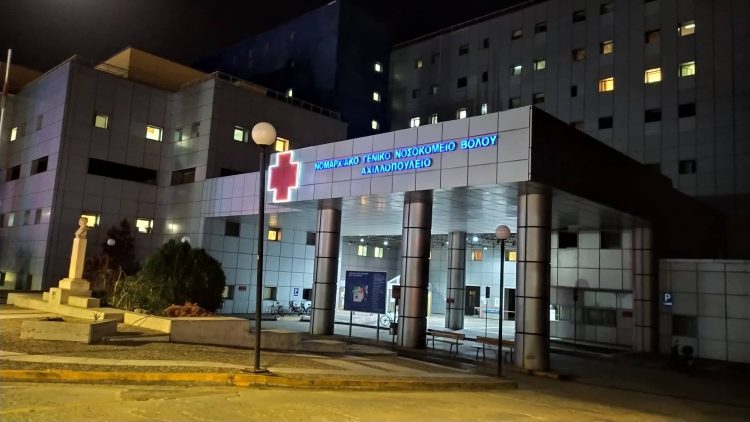 Σοβαρό τροχαίο ατύχημα στον Βόλο – 18χρονος δικυκλιστής «κάρφωσε» σε τρία ΙΧ, μεταφέρθηκε στο νοσοκομείο
