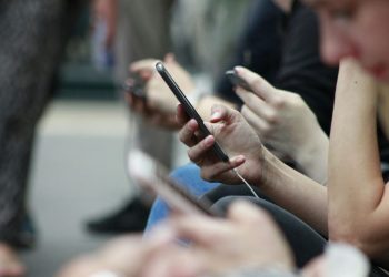 Emoji: Ο κρυφός κώδικας των νέων – Τι μας μαθαίνει το «Adolescence»