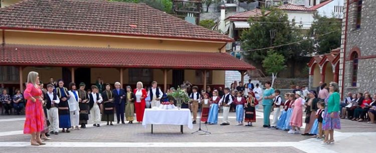 Πασχαλινοί χοροί και τραγούδια στο Μουζάκι – Αναβίωσε το έθιμο την δεύτερη μέρα του Πάσχα (ΕΙΚΟΝΕΣ – ΒΙΝΤΕΟ)