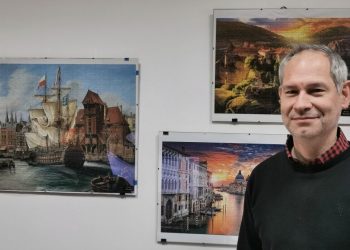 Δημοτικός υπάλληλος ομορφαίνει με 45 παζλ την Οικονομική Υπηρεσία του Δήμου Τρικκαίων