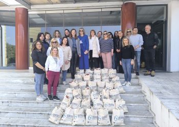 Περιφέρεια Θεσσαλίας: Πασχαλινό καλάθι σε σεισμοπαθείς και αστέγους