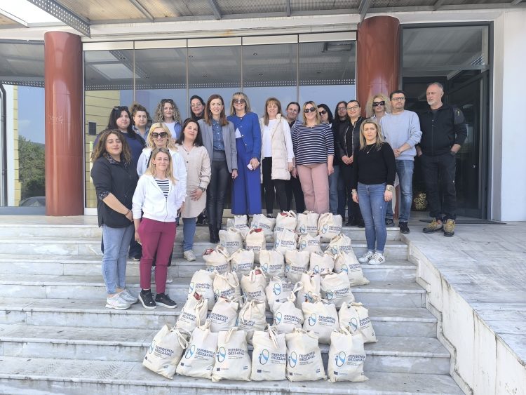 Περιφέρεια Θεσσαλίας: Πασχαλινό καλάθι σε σεισμοπαθείς και αστέγους