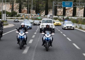 Επιτρέπεται να προσπεράσω περιπολικό στον δρόμο; -Τι δεν γνωρίζουν οι οδηγοί