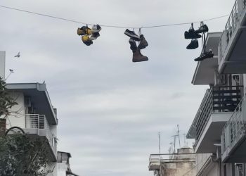 Shoefiti στην καρδιά των Τρικάλων – Ξεκίνησε το open mall… από τον αέρα!