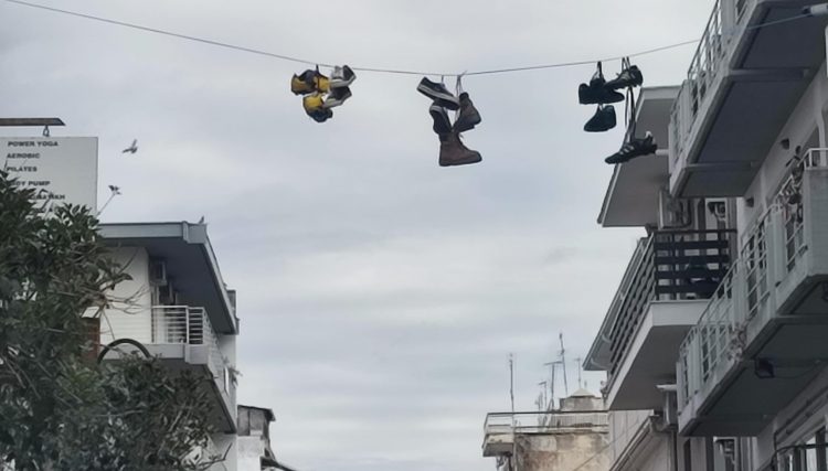 Shoefiti στην καρδιά των Τρικάλων – Ξεκίνησε το open mall… από τον αέρα!