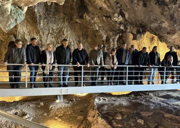 Επίσκεψη του Περιφερειάρχη Δημ. Κουρέτα στο Σπήλαιο της Θεόπετρας