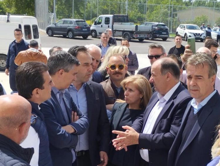 Σχολεία της Φαρκαδόνας επισκέφτηκε η πολιτική ηγεσία του Υπουργείο Υποδομών και Μεταφορών