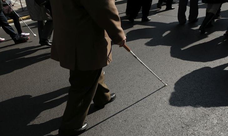 Πάσχα στον δρόμο για τυφλό που του έκανε έξωση ο σπιτονοικοκύρης του