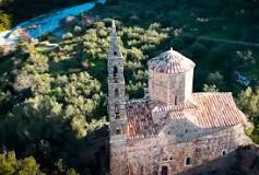 Σε αυτό το χωριό της Πελοποννήσου βρίσκεται το ομορφότερο καμπαναριό της Ελλάδας