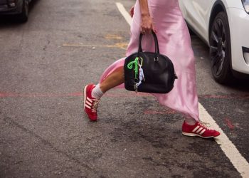 Φόρεμα με sneakers: Τώρα είναι η κατάλληλη στιγμή να φορέσεις αυτόν τον συνδυασμό